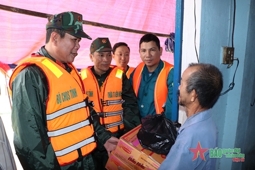 Bộ Chỉ huy Quân sự tỉnh Thừa Thiên Huế thăm, tặng quà các gia đình bị thiệt hại do mưa lũ